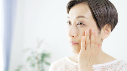 ミドル女性のスキンケアイメージ　美容　アンチエイジング