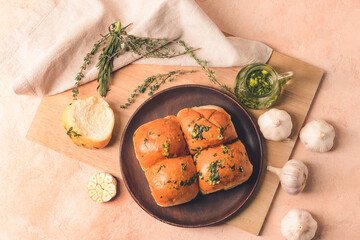 Fresh bread with garlic on color background