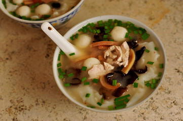 A bowl of Diang Biang Hu : Rice-grinded porridge (Hu) cooked on the side surface (Biang) of a heated wok (Diang). 