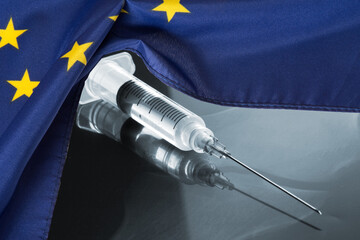 Flagge der Europäischen Union EU, Spritze und Impfung gegen Corona Virus