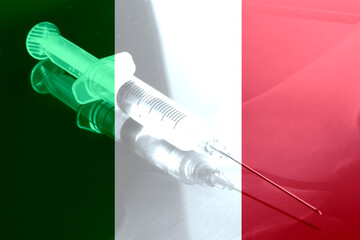 Flagge von Italien, eine Spritze und Impfung gegen Corona Virus
