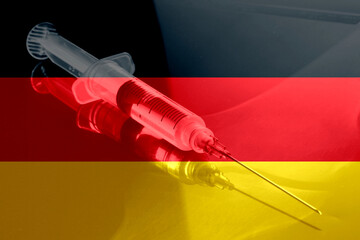 Impfung gegen Corona Virus, Spritze und Flagge von Deutschland