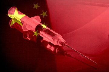 Flagge von China, Spritze und Impfung gegen Corona Virus