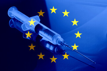 Flagge der Europäischen Union EU, Spritze und Impfung gegen Corona Virus