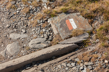 a typical red and white path sign long in the Dolomites area