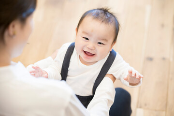 赤ちゃんを抱っこするお母さん