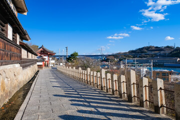Fototapeta premium 尾道 浄土寺前の通りと尾道大橋
