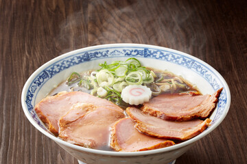 濃厚しょうゆラーメン　香りたつ湯気