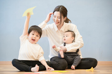 室内で遊ぶ親子