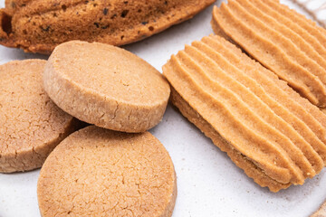 クッキーやケーキ、いろいろな焼き菓子ののった皿