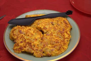 omelette aux lardons pomme de terre dans un plat