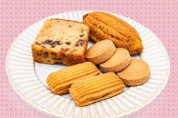 クッキーやケーキ、いろいろな焼き菓子ののった皿