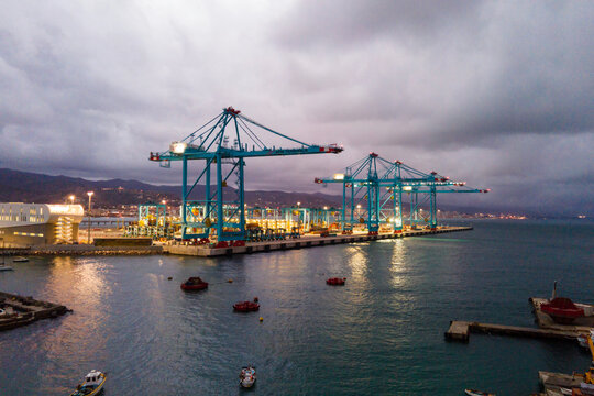 Porto di Vado Ligure, le gru della piattaforma carico - scarico navi