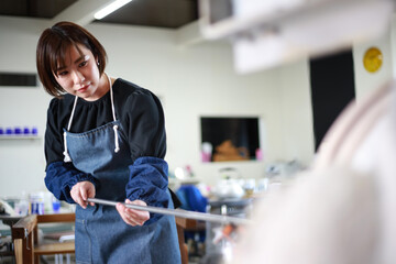 	ガラス容器を作る女性　吹きガラス