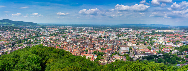 Panorama über die Münster und Altstadt von Freiburg im Breisgau, Schwarzwald, Baden-Württemberg, Deutschland