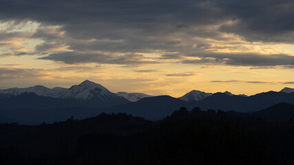 Obraz premium beautiful sunset in the mountains with beautiful colors in a natural environment with trees