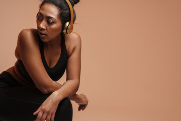 Fototapeta premium Focused african american woman doing exercise while working out