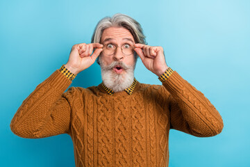 Photo portrait of amazed senior man wearing glasses casual outfit staring isolated bright blue...