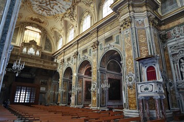Fototapeta na wymiar Napoli – Scorcio interno della Chiesa del Gesù Vecchio dal transetto