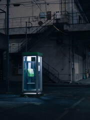 暗い夜の緑の公衆電話ボックス - obrazy, fototapety, plakaty