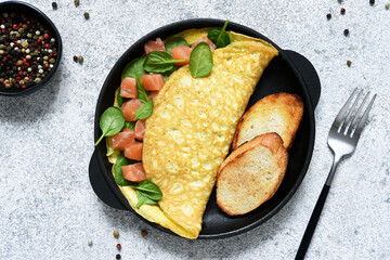Salmon and spinach omelet with bread dough for breakfast. Good morning.