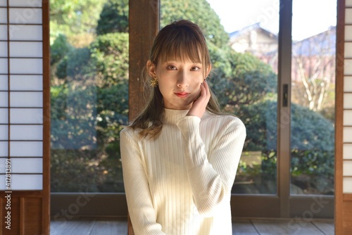 古民家の和室でポーズをとる若く美しい女性 Wall Mural Shoji