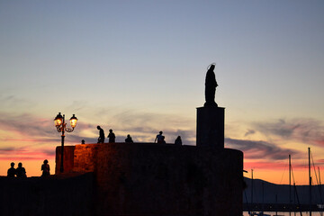 Fototapeta premium Tramonto sulle mura del centro storico di Alghero - Sardegna 