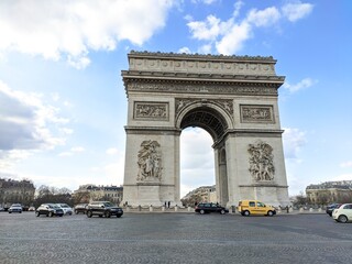 Fototapeta na wymiar Arc de triomphe Paris capitale de la France, monument aux mort de la guerre 1945