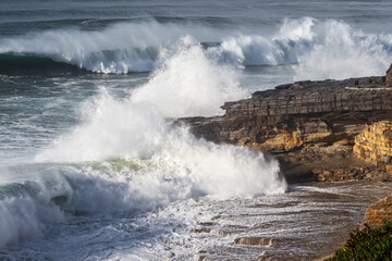 Breaking waves on a cliff