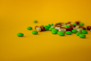 Obraz premium a bunch of different pills vitamins pills and capsules are lying on the table on a yellow background close up view from above