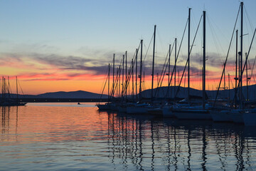 Barche ormeggiate al porto di Alghero al tramonto - Sardegna 