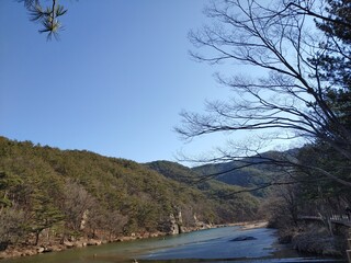 산밑으로 흐르는 강