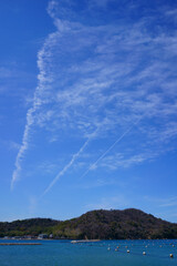 早春の空　飛行機雲　瀬戸内海(香川県さぬき市)