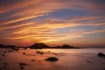 Fototapeta na wymiar 長時間露光で撮影した夕焼けの空と海