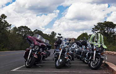 Alle Motorräder in Reih und Glied, Biker auf Tour