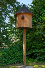 Nistkasten auf einem Pfahl