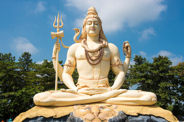 Obraz premium Jabalpur / India 13 October 2018 The 76 feet tall Lord Shiva statue at Kachnar City Shiva Temple in Jabalpur city central Indian Madhya Pradesh