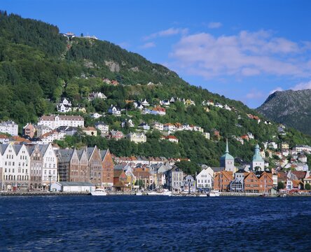 Vagen Harbour, old warehouses of Bryggen, Mount Floyen and Mount Ulriken and city centre, Bergen, Norway, Scandinavia, Europe