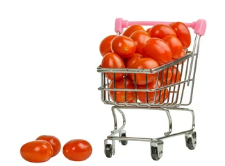 Rolgordijnen rolley met rode tomaten geïsoleerd op een witte achtergrond. Close-up van metalen winkelwagen op wielen voor voedsel. © Albert Ziganshin