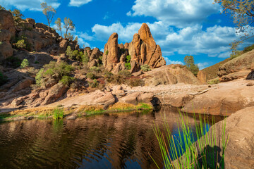 Fototapeta na wymiar Lake Bear Gulch and rock formations in Pinnacles National Park in California, the ruined remains of an extinct volcano on the San Andreas Fault. Beautiful landscapes