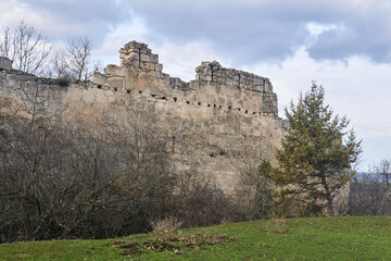 Fototapeta na wymiar dilapidated wall of the medieval fortress Chufut-Kale, Crimea