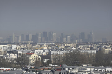 Quartier de la Défense à Paris  sous pollution atmosphérique.