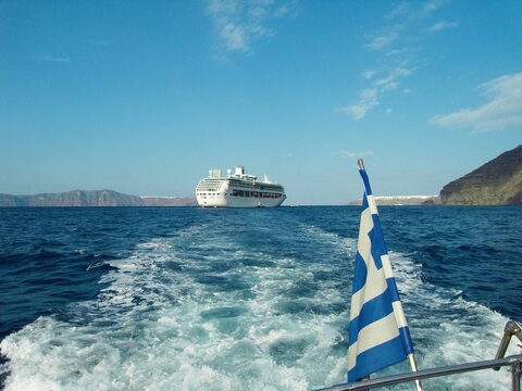 Kreuzfahrtschiff vor Santorin Kykladen  im &Auml;g&auml;ischen Meer Griechenland mit Flagge von einem Tenderboot