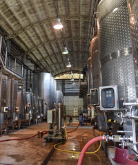 Moderni tini per la produzione di ottimo vino DOC