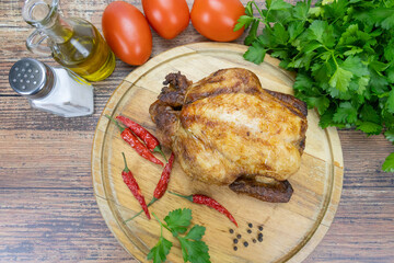 poulet rôti sur une planche à découper