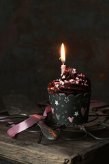 Schokoladencupcakes mit Schokoladenfrosting und Zuckerherzen zum Geburtstag