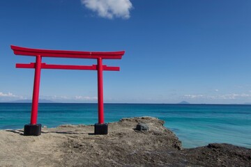 鳥居と海と