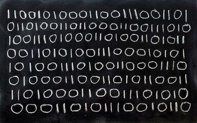 Ceros y unos escritos con tiza  en una pizarra, sistema binario