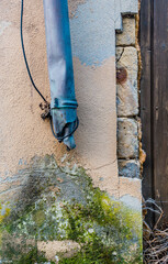 Feuchte und marode Hauswand