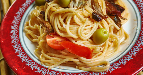 Salsa spaghetti with sardines